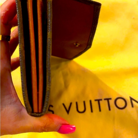 LV Sarah wallet, the call out is the zipper pull is not attached.